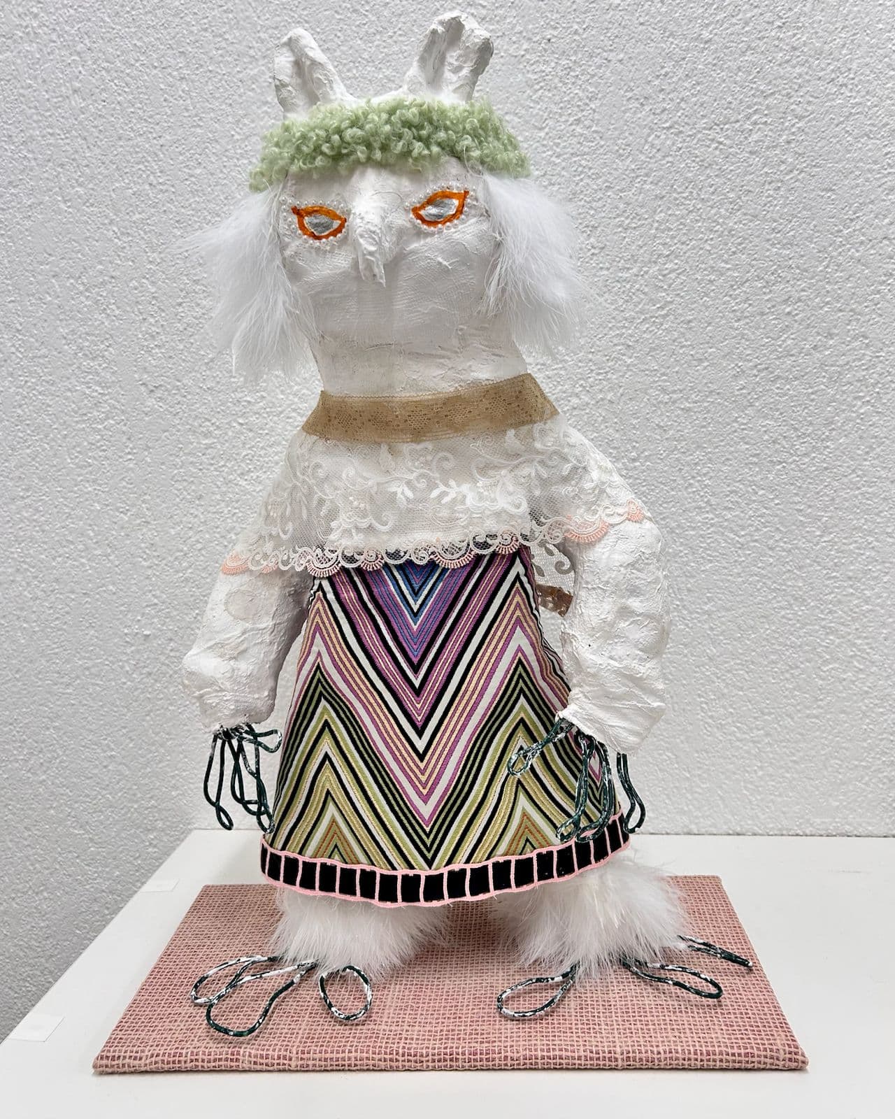 Ein Eulenwesen. Ein Hauch Couture. Und ganz Wald